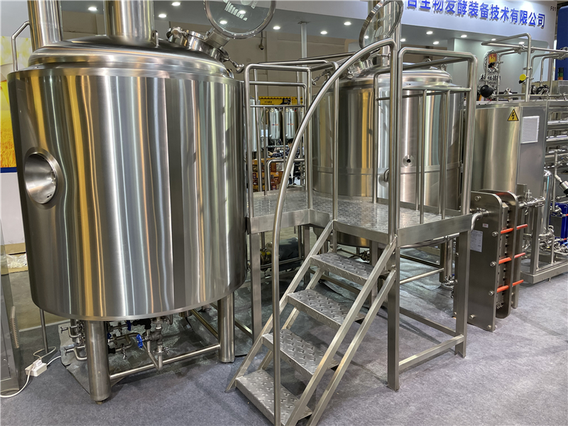 Commercial beer brewing brewhouse mash kettle tank